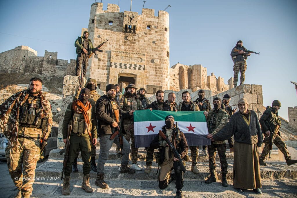 Lire la suite à propos de l’article Syrie, au 5ème jour de l’offensive d’HTS, l’armée syrienne ébranlée tente de se relever