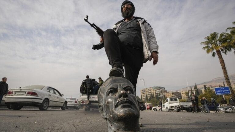 Lire la suite à propos de l’article Après 54 ans à la tête de la Syrie, le règne de la dynastie Al Assad prend fin