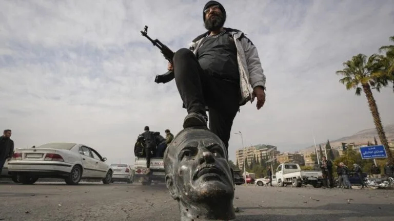 Lire la suite à propos de l’article Après 54 ans à la tête de la Syrie, le règne de la dynastie Al Assad prend fin