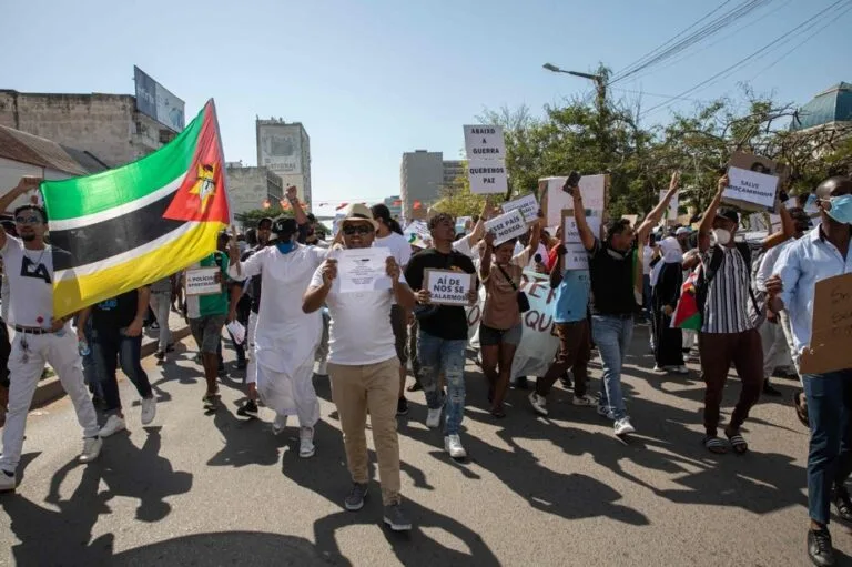 Lire la suite à propos de l’article Mozambique : L&rsquo;armée tire à balles réelles sur les manifestants qui dénoncent une élection volée par le FRELIMO