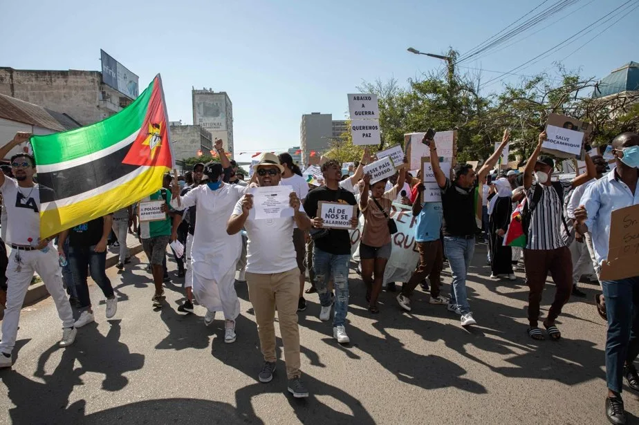Lire la suite à propos de l’article Mozambique : L&rsquo;armée tire à balles réelles sur les manifestants qui dénoncent une élection volée par le FRELIMO