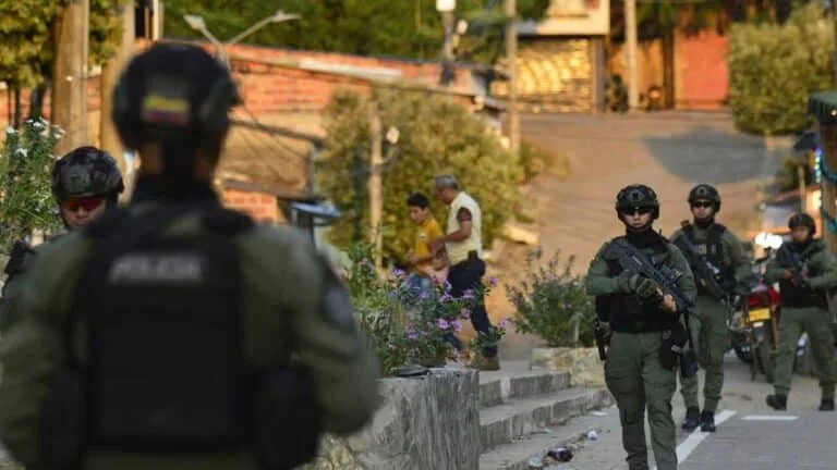 Lire la suite à propos de l’article Colombie : de violents combats entre deux guérillas, l&rsquo;ELN et des FARC ont fait plus de 100 morts