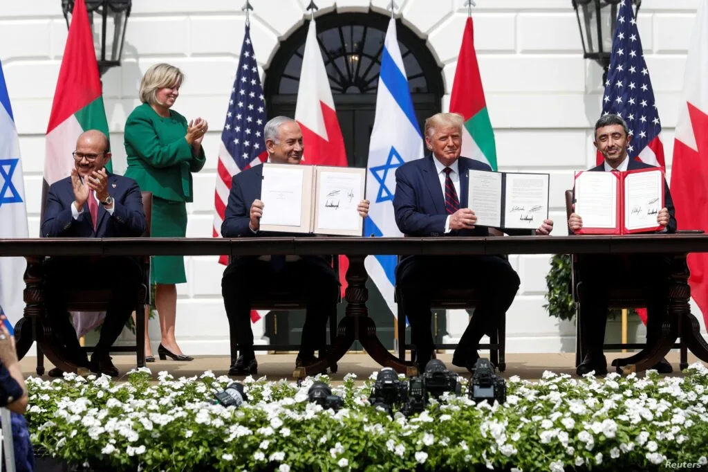 Lire la suite à propos de l’article Le déploiement de la diplomatie israélienne aux Émirats, à Bahreïn et au Maroc : Les Accords d’Abraham, symbole nouvel équilibre géopolitique au Moyen-Orient.