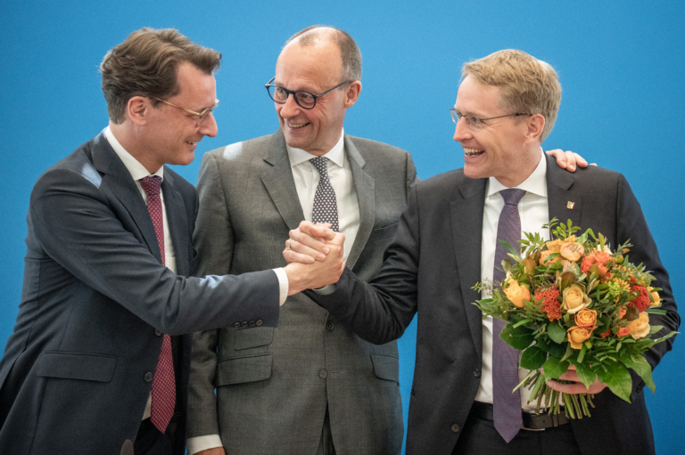 Lire la suite à propos de l’article L’Andenpakt : Le mythique pacte secret qui a façonné la droite Allemande