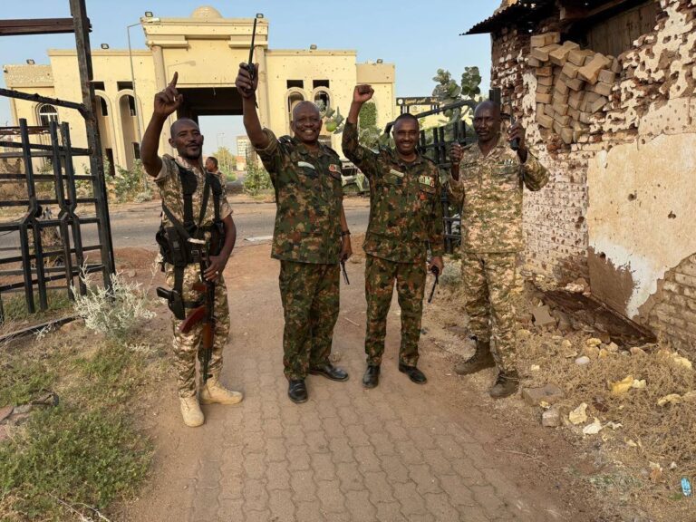Lire la suite à propos de l’article After months of counter-offensive, the Sudanese Armed Forces 🇸🇩 liberated the presidential palace in central Khartoum